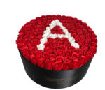 Aranjamente florale - Aranjament floral personalizat cu litera cutie rotunda neagra cu 101 trandafiri de sapun Litera R