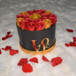 Aranjamente florale - Aranjament floral Blossom Wish cutie rotunda cu 21 trandafiri sapun Aranjament floral