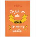 FunnyCase Könyvnaptár 2026 Sikerült Az Osztályom Narancssárga Ajándékba Minták (Kalendarz Pomarańczowy KLASA MI SIĘ UDAŁA)