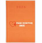 FunnyCase Könyvnaptár 2026 Doktornő *név* Narancssárga Ajándék Minták (Kalendarz Pomarańczowy PANI DOKTOR *IMIĘ*)