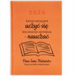 FunnyCase könyvnaptár 2026, A5, narancssárga, krémsárga papír, piros szalag (ZACNĄ RZECZĄ JEST NAUCZAĆ *IMIĘ*)