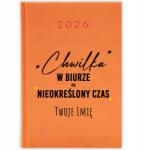  Naptár 2026 Narancssárga Határidőnapló Ajándék Irodai Munka Korpo Pillanat (KALENDARZ POMARAŃCZOWY CHWILKA)