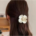 Ecarla Hajcsat, virágos csat gyöngyházzal fehér SP355B (5903678585723)