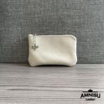 Amnisu Ekrü egy cipzáras kulcstartó A3001