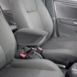  Univerzális autós könyöklő tárolórekesszel - fekete (GL55798A)