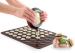 Lékué Macaron Kit macaron készítő szett - sütőlap és ételdíszítő, platina szilikon, barna
