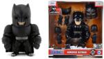 Simba Toys Figurina metalica Batman 15 cm cu armura detasabila si ochi luminati (253213009) Figurina