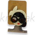  Napszemcsis lány kitűző szürke