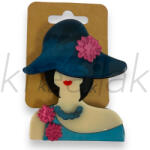  Kék kalapos hölgy kitűző