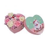  Aranjament floral 7 trandafirii cutie inima , flori de sapun, alb, roz, 11x9x6 cm