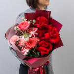 ImodFlowers Buchet cu Trandafiri Roșii, în Accente Corai
