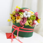 ImodFlowers Cutie cu trandafiri rosii si frezii