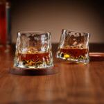 The Source Wholesale LTD Forgó whiskys poharak fa alátétekkel (2 darab) (TS94273)
