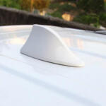 AVEX Antena auto activa AM - FM tip SHARK TAIL culoare ALB (AVX-AK322C)