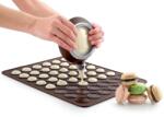 Lékué Macaron Kit szilikon macaron készítő szett, 2db-os - sütőlap + ételdiszítő (decomax), 24db macaron sütéséhez, barna - 880384 (LK880384)