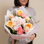 ImodFlowers Buchet elegant in culori calde cu hortensia si trandafiri peach