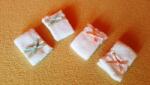 Hobbyplanet Prosopele albe cu fundita - miniaturi papusi (D1052)