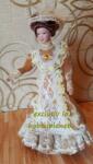 DOLLHOUSE Papusa din portelan scara 1 12 cu rochie crem de epoca, palarie si suport (CC269453) Papusa