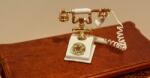 Hobbyplanet Telefon vintage alb cu auriu, miniatura pentru casute de papusi si colectii (CC73193)