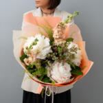 ImodFlowers Buchet delicat cu bujori albi si wax flower