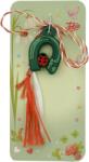 Jolie Martisor pentru Copii, Jolie, Model POTCOAVA cu BUBURUZA, din Cauciuc, cu Snur Impletit Alb/Rosu, Ambalaj Carton cu Design, Verde inchis (165809)