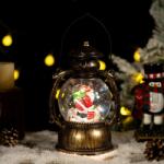 Flippy Decoratiune Craciun, Tip Felinar, Figurine Mos Craciun pe Cos, 3 Moduri, Functie Muzicala, Zapada in Miscare, Functioneaza Cu Baterii ( 3 x AA neincluse), Cablu USB (Inclus), Model Vintage Negru - Aur