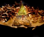 Ezera Piramida Orgonica Copacel cu cristale de Peridot si Ochi de Tigru- ❤️ Creeaza energia vietii la tine acasa! (POCOP) Obiect de decorat