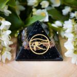 Ezera Piramida Orgonica Ebony din Turmalina Neagra, Cuart Alb, Cupru si Simbol Ochiul lui Horus Pentru Protectie Electromagnetica (POEBO) Obiect de decorat