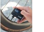 Dynamic Bike Care Dynamic Turblo elektromos minipumpa, nyomásmérős, akkumulátoros, 8 bar, minden szeleptípushoz, 115g, fekete-lila