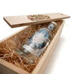 Distillerie Des Moisans Pachet Cadou Cutie de Lemn Personlizata Gin Des Moisans Ginetic Dry 41%, 0.7L