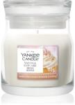 Yankee Candle Vanilla Cupcake ароматна свещ Signature 110 гр