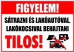  Sátrazni és lakóautóval, lakókocsival behajtani tilos! Tábla, matrica