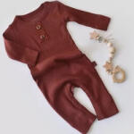 BabyCosy Salopeta cu maneca lunga si pantaloni lungi din bumbac organic si modal - Caramiziu BabyCosy (Marime: 9-12 luni)