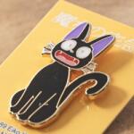 Benelic Studio Ghibli Kiki's Delivery Service - Insigna Metalica Jiji Pin Oficial (4954043146019) Figurina