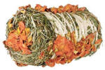 TRIXIE 60793 Hay Bale Pumpkin and Carrot - kiegészítő eleség (szénabála, tökkel és répával) rágcsálók részére (ø10×18cm) 200g