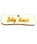  Natúr fa hosszúkás tábla, lekerekített sarkú, 'Boldog Névnapot' felirattal. Mérete: 7x2, 4 cm