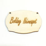  Natúr fa négyszögletes tábla 'Boldog Névnapot' felirattal. Mérete: 7, 3x5 cm
