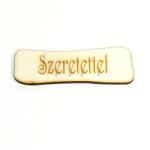  Natúr fa hosszúkás tábla, lekerekített sarkú, 'Szeretettel' felirattal. Mérete: 7, 5x2, 5 cm