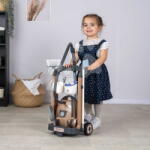 Smoby Takarítókocsi elektronikus porszívóval Rowenta Trolley Vacuum Cleaner Smoby valósághű hanggal seprűvel moppal és 9 kiegészítővel (SM330329W)