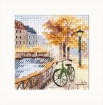  Keresztszemes hímzőkészlet Ősz a városban. A csatorna melletti út 7x7 cm (0-219)