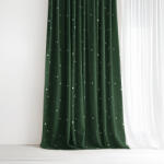 Goldea draperie de crăciun luca - steluțe pe verde închis 280x150 cm