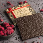 Fabric Chocolate - Ecuador-i 72 % étcsokoládé málnával és fekete szezámmaggal 75 g