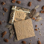 Fabric Chocolate - Citromos-fahéjas fehércsokoládé karamellizált pekándióval 75 g