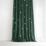 Goldea draperie de crăciun din 100% bumbac - steluțe pe verde închis 160x150 cm