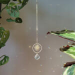 Atelier Intuitive Mini Crystal Suncatcher HELIOS Un accesoriu dragut pentru oglinda retrovizoare sau decor de casa realizat din pandantive de alama si prisme de cristal, lucrat manual (C2025) Obiect de decorat