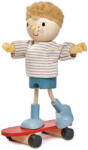 Tender Leaf Figurina din lemn premium, Tender Leaf Toys - Edward si Skateboard-ul, cu membre ajustabile, 3+ ani (TL8145)