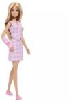 Mattel Barbie: Fashionista divatbaba rózsaszín gipszben