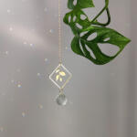 Atelier Intuitive ASTRO TERRE Captor de soare Mini cristal suspendat pentru fereastra Prisma curcubeu linistitoare Decor boho Idee de cadou pentru wellness (C2024) Obiect de decorat