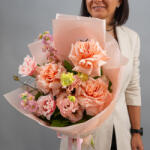 ImodFlowers Buchet cu trandafiri peach și matthiola lila