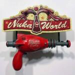  Replică la scară naturală Fallout Nuka Cola Thirst Zapper cu placă Nuka-World Figurina